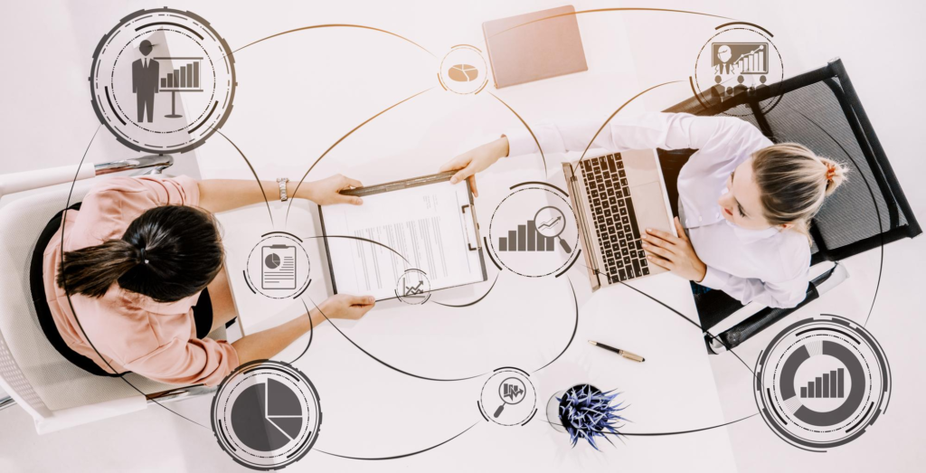 Dos personas planificando estrategia de marketing